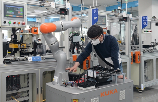 ETRI 연구진이 스마트공장 내 이동형 로봇을 국산 5G 기술을 이용해 실시간으로 제어하는 모습