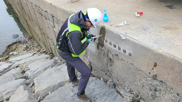 한국농어촌공사는 안전 사각지대 해소를 위해 농업기반시설물에 대한 긴급 무상점검 서비스 실시(사진은 소형선 부두 콘크리트경도를 시험하는 모습)
