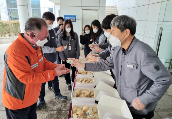 31일, 당진발전본부 식당 앞에서 임승환 본부장(오른쪽 맨 앞)이 임직원에게 청렴 포춘쿠키를 나눠주고 있다.