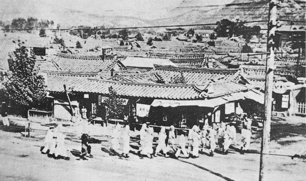 일제 경찰에 의해 압송되는 신민회 회원들(1911)