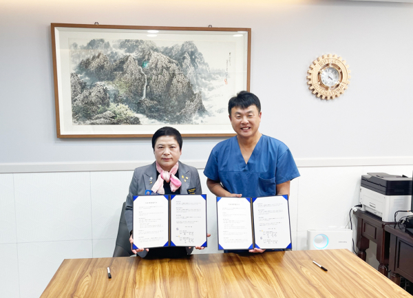 크리미의원-국제로타리3680지구 상호 업무 협약식 모습. (좌측부터) 김숙자 국제로타리3680지구 총재, 최익준 대전 크리미클리닉 원장