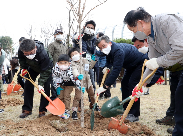 31일 죽동 서당골 근린공원에서 실시한 제77회 식목일 기념 나무심기 및 내 나무갖기 캠페인에 정용래 유성구청장이 참석해 구민들과 함께 나무를 심고 있다