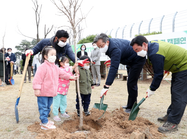 제77회 식목일 기념 나무심기 및 내 나무 갖기 캠페인 실시