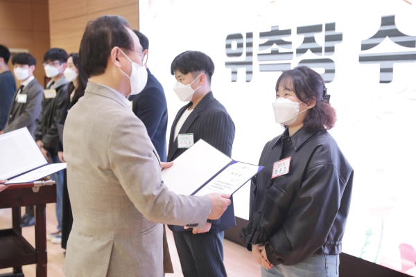 청정넷 신규 위원을 위촉하는 박상돈 천안시장