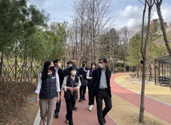 국가철도공단 손병두 수도권본부장(오른쪽 첫번째)과 직원들이 1일 ‘사랑의 걷기기부’ 챌린지에 참여하고 있다.