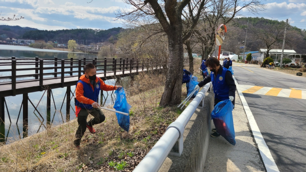 1일 고복자연공원에서 ‘직능단체 합동 국토대청결 운동’ 전개 모습