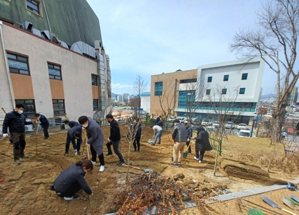 대전캠퍼스,어메니티(Amenity) 활성화를 위한 식목행사 실시 모습