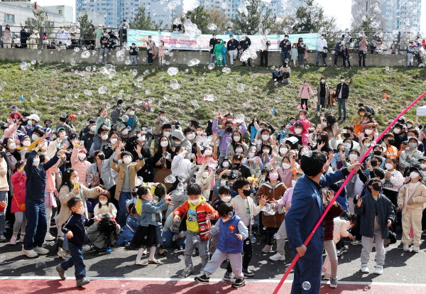 지난 2일 죽동에서 깜짝 팝업놀이터 “놀꾸야” 개최된 가운데 아이들이 매직버블쇼 관람 모습