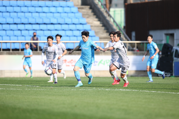 천안시축구단 vs 화성FC 경기 장면