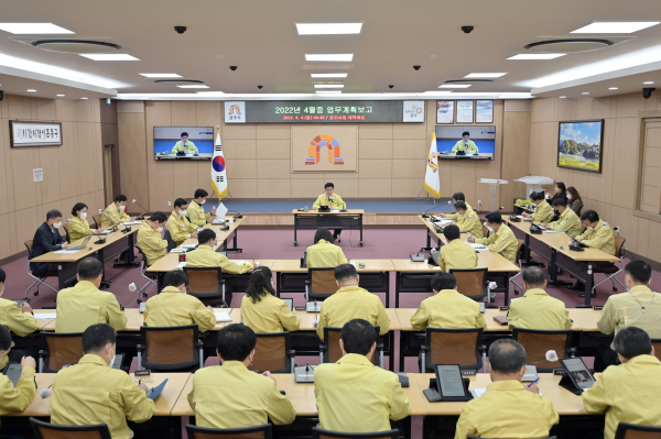 4일 시청 대백제실에서 열린 월중업무보고회를 주재하고 있는 김정섭 시장