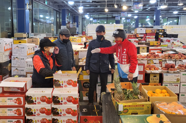 서철모 대전서구청장 예비후보가 5일 노은농수산물도매시장을 찾아 상인 의견을 청취하고 있다.