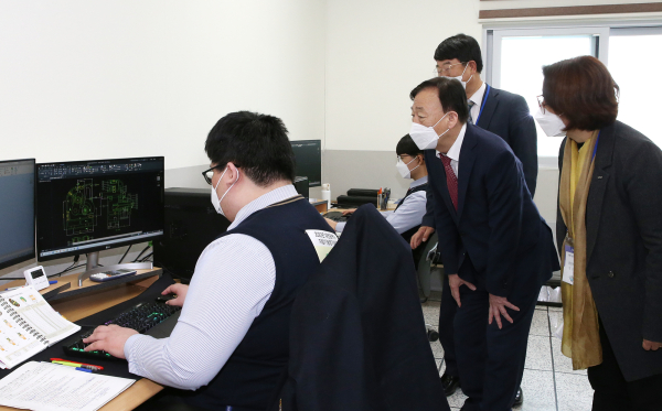 설동호 교육감, 2022년 대전지방기능경기대회 참가선수 격려 모습