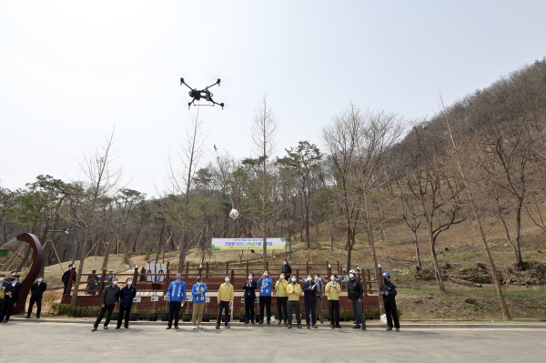 드론 이용한 식재 묘목 운반 시연 모습