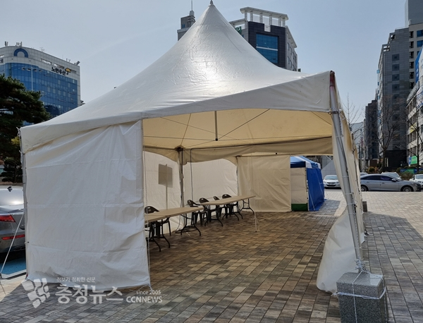 대전시교육청 대강당 앞에 PCR검사소를 위한 천막이 설치되고 있다.