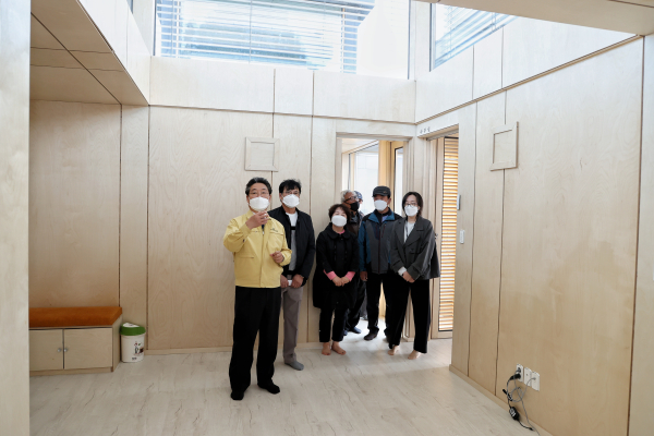 신평면 마을회관을 둘러보고 있는 관계자들