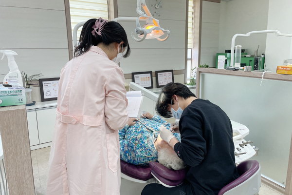 서산시보건소 치과의사가 3월 중 의치보철시술 대상자 구강건강상태를 검진하는 모습