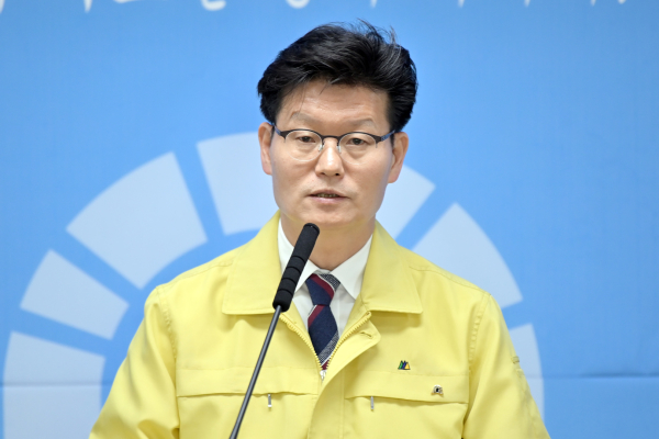 4월 6일 제172차 정례브리핑을 진행하고 있는 김정섭 시장