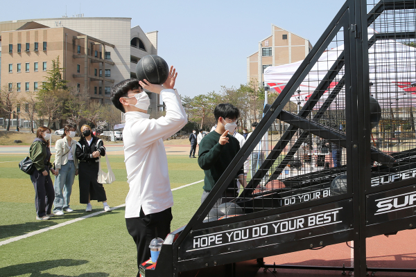 6일 오후 목원대 대운동장에서 열린 벚꽃제에서 학생들이 축제를 즐기고 있다