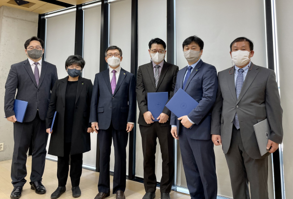 교원사진 /황철홍(왼쪽 첫번째) 외 4명, 세번째 윤여표 총장, 김경남 외 2명 불참