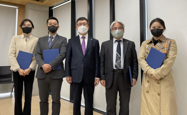 직원사진/ 이해미(왼쪽 첫번째) 외 3명,가운데 윤여표 총장,김기중 외 1명 불참