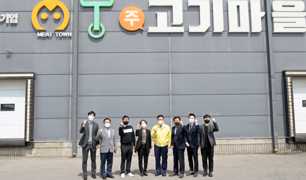농업회사법인(주)고기마을 방문 현장 사진  * 한국농수산식품유통공사 사장 김춘진(우측4번째), 농업회사법인(주)고기마을 봉성현 대표(좌측3번째)