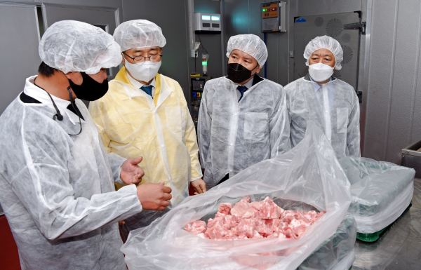 농업회사법인(주)고기마을 방문 현장 사진  * 한국농수산식품유통공사 사장 김춘진(좌측2번째), 농업회사법인(주)고기마을 봉성현 대표(좌측1번째)