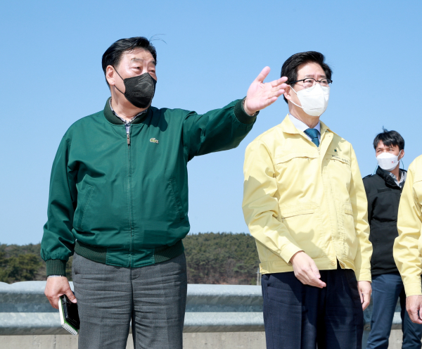 7일 안면도 관광지 개발 사업 현장을 방문한 가세로 군수와 양승조 도지사(병술만)