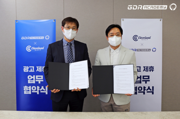 직영사업인 ‘GDR아카데미’가 골프웨어 브랜드 ‘클리브랜드’와 연장 계약을 체결하며 전략적 파트너십 강화/ 사진은 골프존 GDR인프라사업부장 안웅기 프로(왼쪽), 클리브랜드 양계홍 대표이사(오른쪽)가 기념 사진