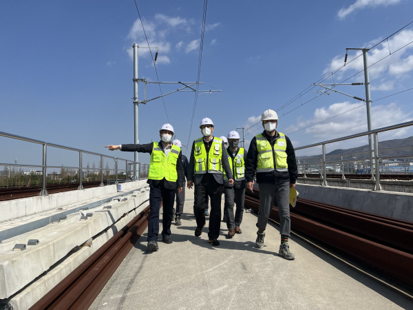 임주빈 부이사장, 8일 동해선 울산~포항 복선전철 울산고가 현장을 점검하고 있다