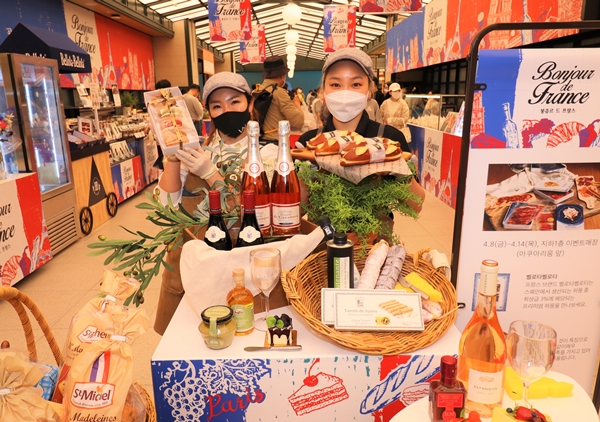 대전신세계 Art & Science는 14일까지 백화점 지하 1층 행사장에서 국내 정상급 파티시에의 프렌치 디저트부터 프랑스 글로벌 브랜드의 제품들을 한자리에서 만날 수 있는 ‘봉주르 드 프랑스’를 진행된다. 특히, 이번 행사에서는 꾸드뱅, 콜마르, 르뺑99-1, 메종쇼당 등 지역 브랜드의 인기 상품도 한 자리에서 즐길 수 있다. [사진=대전신세계 Art & Science 제공]