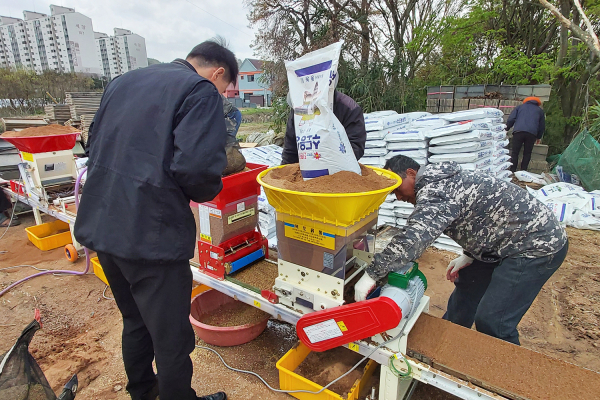 현장 중점 지도반이 지난 11일 지역 농가를 방문해 병해충 예방법 및 파종법 등을 지도하는 모습