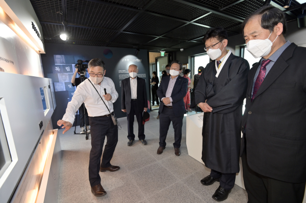 공주독립운동기념관 관람식 후 내부를 둘러보는 관계자들