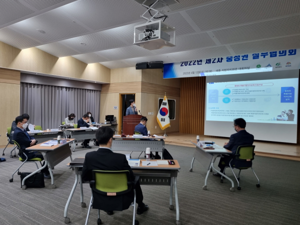 충청권 4개 시도(대전·세종·충남·충북)가 13일 세종시 지방자치회관에서 각 시도별 기획조정실장 등 30여명이 참석한 가운데 '충청권 행정실무협의회'를 진행하고 있다.