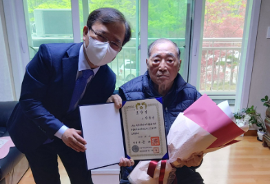 독립유공자 故 장창선님의 유족(장길순, 자녀) 자택을 방문해 독립유공자 포상 수여