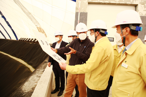 맹정호 서산시장이 지난 12일 지곡면 서산오토밸리 산폐장을 점검하는 모습
