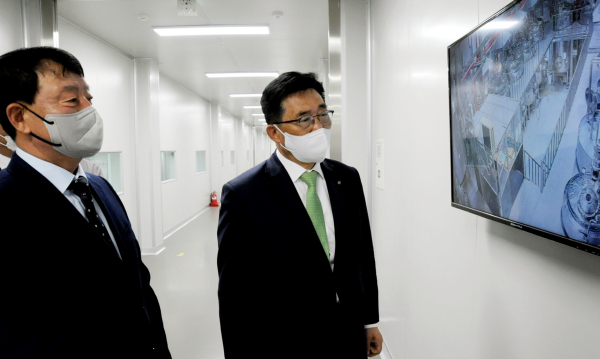 ㈜다정 방문 현장 사진 * 한국농수산식품유통공사 김춘진 사장(우측), ㈜다정 김철중 대표이사(좌측)