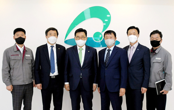 ㈜다정 방문 현장 사진 * 한국농수산식품유통공사 김춘진 사장(좌측3번째), ㈜다정 김철중 대표이사(우측3번째)