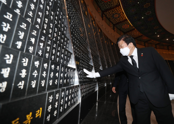 박병석 국회의장은 13일 오후 제주 4·3 평화공원을 찾아 희생자들을 기리며 참배했다.