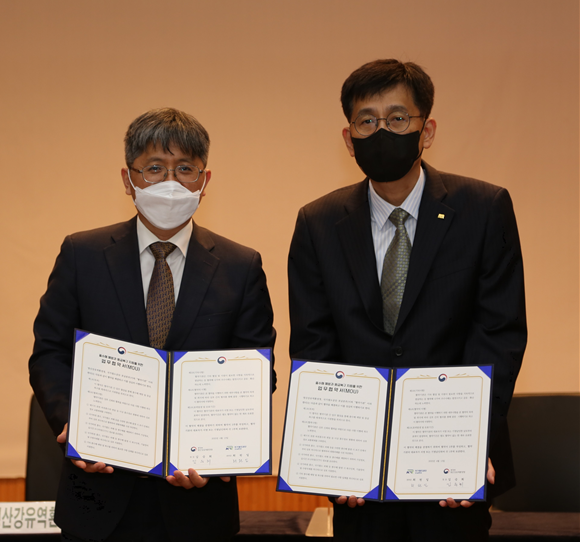 최원일 호남본부장(오른쪽)과 환경부 김승희 영산강유역환경청장(왼쪽)이 13일(수) 영산강유역환경청에서 업무협약을 체결하고 기념촬영