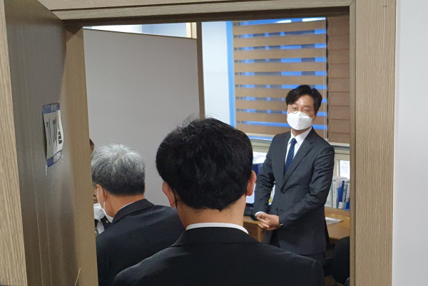 장철민 의원이 13일 민주당 대전시당에서 열린 비대위 회의 종료 후 공천에 반발하는 시구의원 및 당원들과 비공개 면담 전 인사하고 있다.