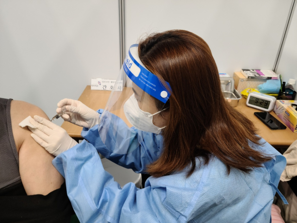 백신접종 진행 중인 사진