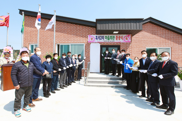 맹정호 서산시장이 15일 팔봉면 흑석2리 경로당 현판식하는 모습