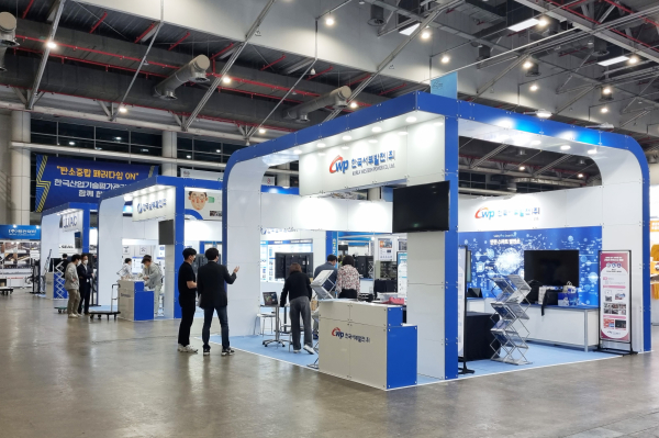 지난 14일 대구서 열린 전기산업엑스포에서 관람객들이 서부발전 부스를 살펴보고 있는 모습