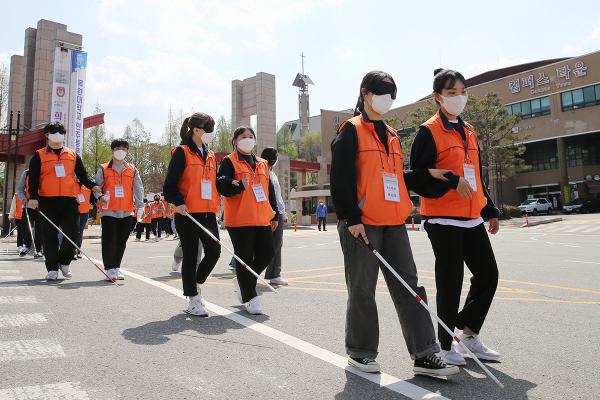 15일 오후 목원대 교정에서 사회복지학과 학생들이 휠체어 등을 타고 장애체험 가두행진을 벌이고 있다.
