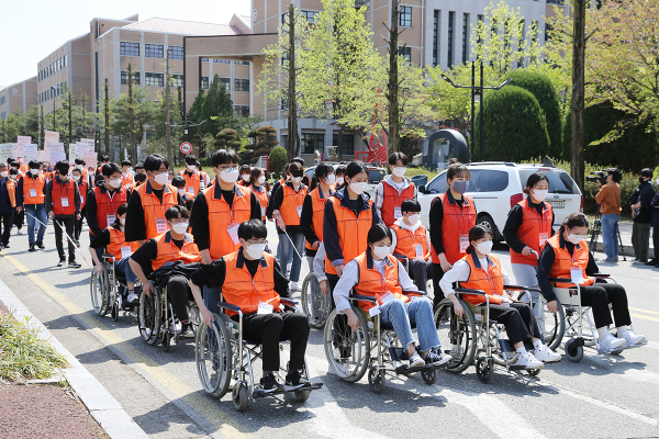 15일 오후 목원대 교정에서 사회복지학과 학생들이 휠체어 등을 타고 장애체험 가두행진을 벌이고 있다.