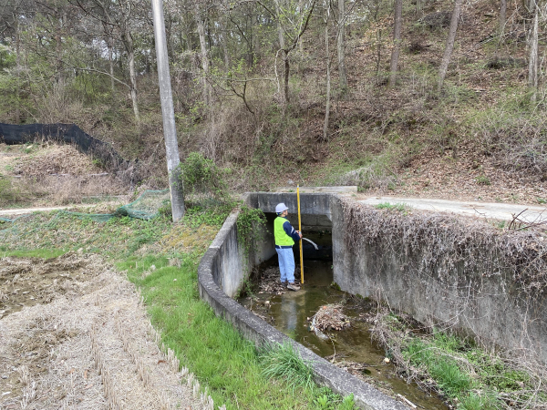 소교량 위치, 규모 등 현장조사 진행 중인 사진