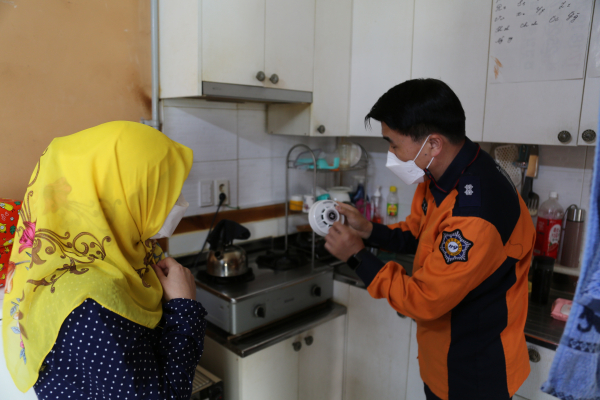 주택용 화재감지기 사용법에 대해 설명하는 성환119안전센터장