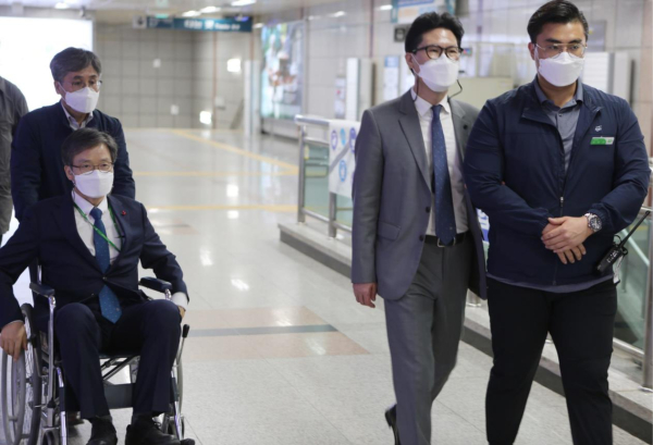 시청역에서 대전교통공사 김경철 사장(사진 왼쪽)은 휠체어를 타고, 시각     장애인인 대전장애인단체총연합회 이상용 회장(사진 오른쪽)은 역무원 안내를 받으며 ‘입구     에서 출구까지 장애인 동행서비스(Enterance & Exit)’를 직접 체험하고 있다.