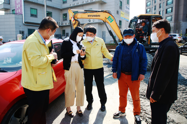 맹정호 서산시장이 지난 15일 온통서산 민원현장(예천동 공영주차장 정비)을 방문해 현장을 진두지휘하는 모습