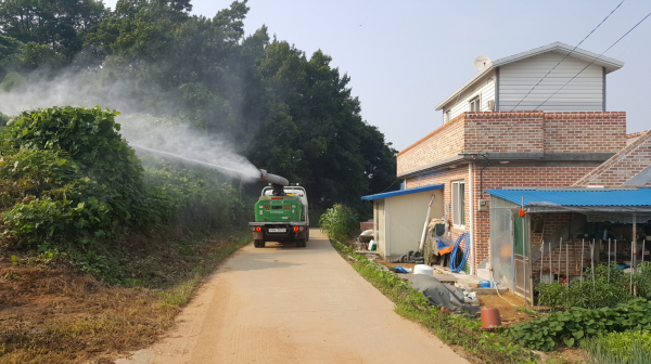 유충관리 방역반의 소독 모습.